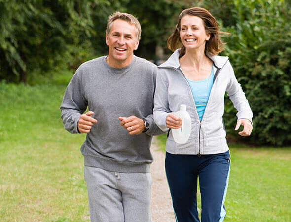 Deux joggeurs courent dans un parc
