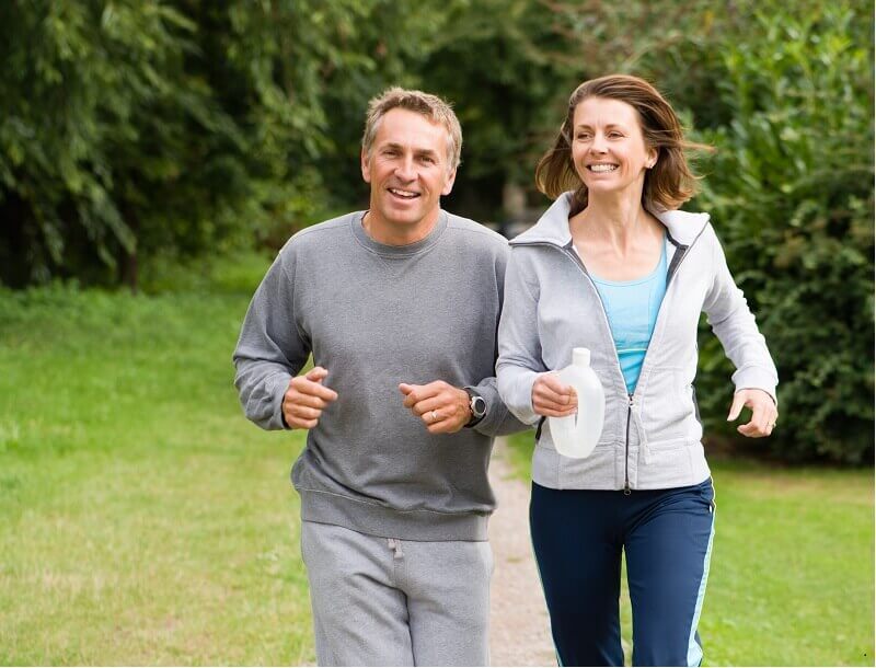 Twee joggers lopen door het park