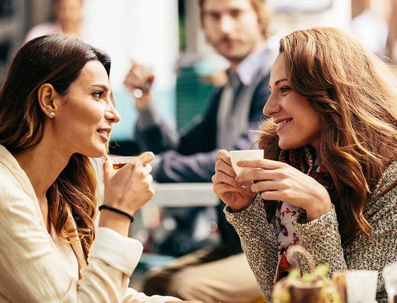 Deux amies en pleine conversation dans un café