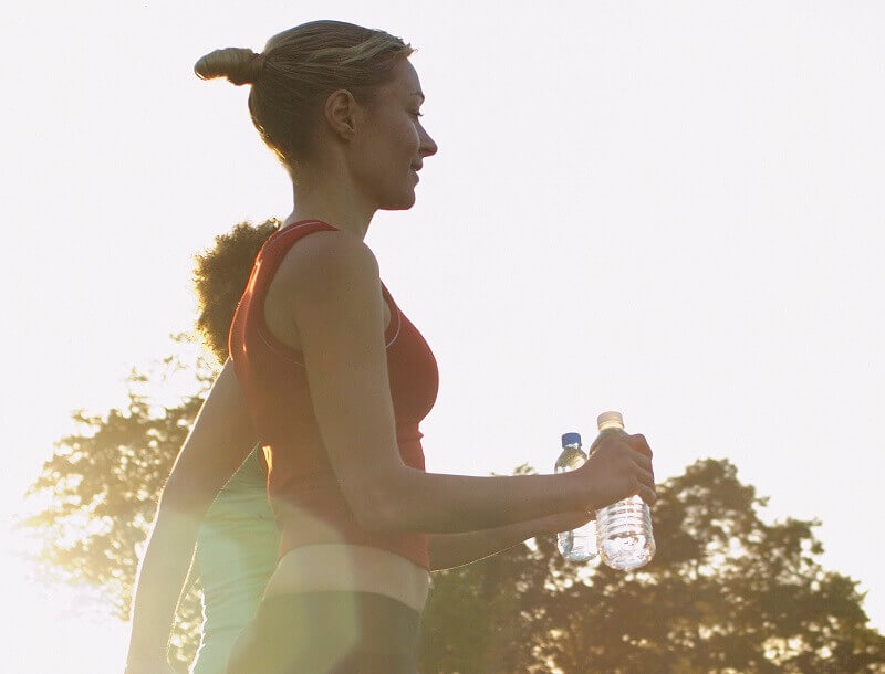 Twee vrouwen joggen in het park