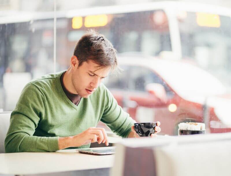 Man zit in een café en raadpleegt het internet