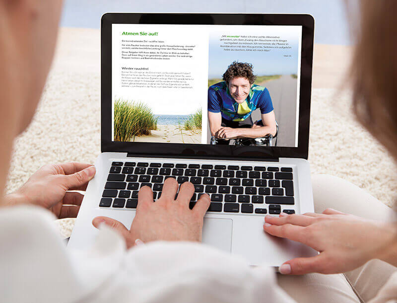 Un couple lit une brochure sur un ordinateur portable