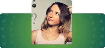 Vrouw krabt zich op het hoofd en kijkt vragend naar boven